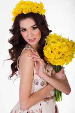 Buket nergis çiçek kız