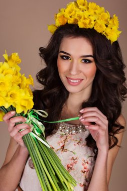 Buket sarı nergis çiçek ile mutlu kız