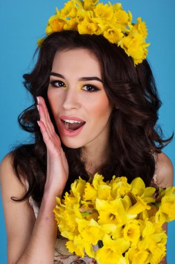 Buket sarı nergis çiçek ile mutlu kız