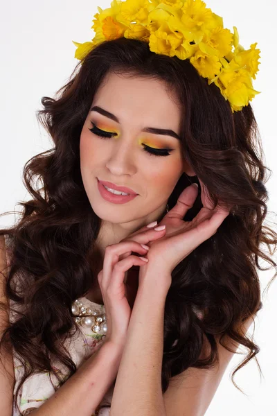 Meisje met krans van narcissen bloemen — Stockfoto