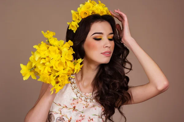 Prachtige vrouw met boeket van gele bloemen — Stockfoto