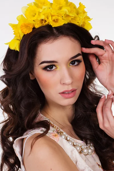 Girl with wreath of daffodil flowers on head — Stock Photo, Image