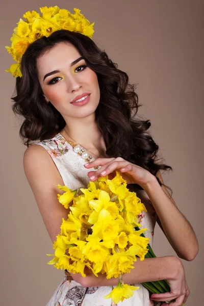 Donna primaverile con bouquet di fiori gialli — Foto Stock