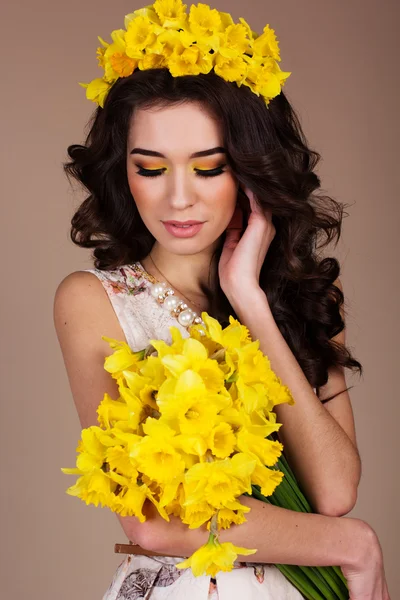 Forår pige med buket gule påskeliljer - Stock-foto