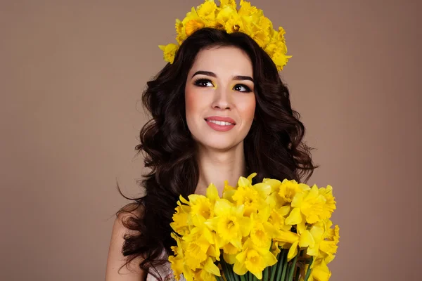 Mulher de primavera com buquê de narcisos amarelos — Fotografia de Stock