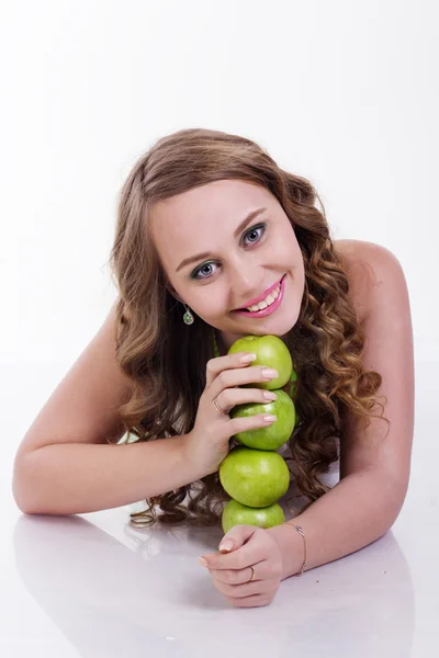 Bella ragazza sta tenendo le mele verdi, cibo sano — Foto Stock