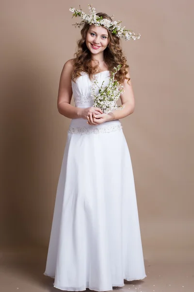 Bonita novia sonriente con flores de flor de cerezo —  Fotos de Stock