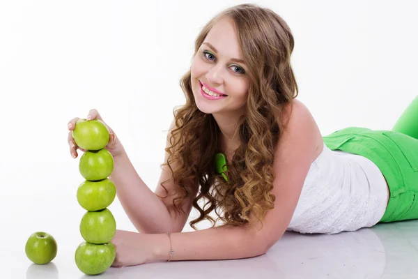 Chica bonita con manzanas verdes, comida saludable — Foto de Stock