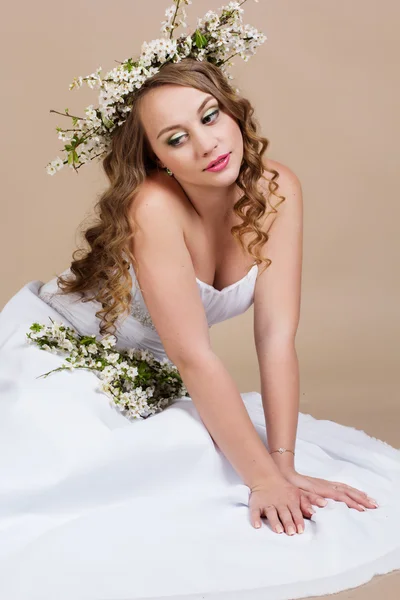 Bonita novia de moda con flores de flor de cerezo —  Fotos de Stock