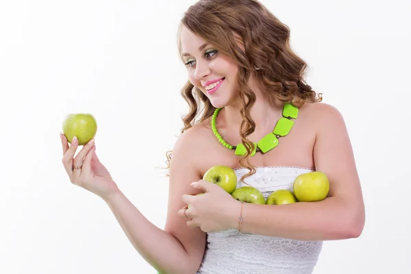 Chica bonita está sosteniendo manzanas verdes — Foto de Stock