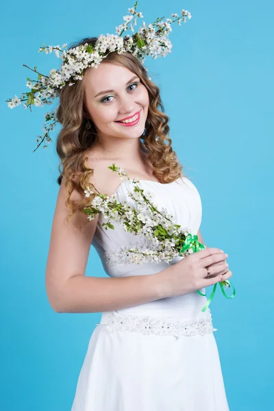 Novia con corona de flores de cerezo —  Fotos de Stock