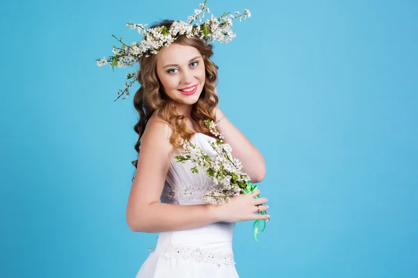 Bonita novia sonriente con corona de cereza —  Fotos de Stock