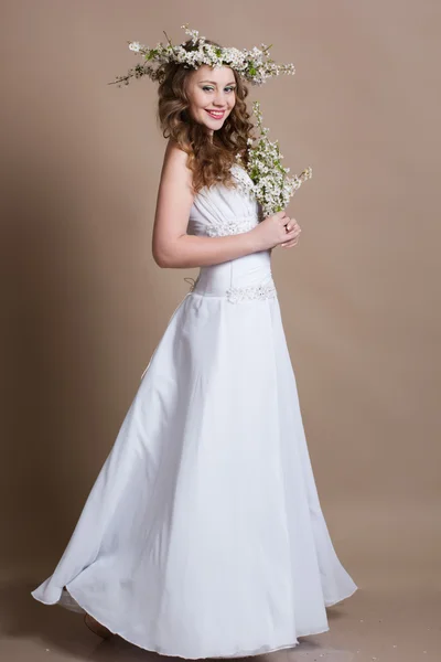 Bonita novia sonriente con flores de flor de cerezo — Foto de Stock