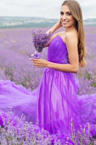 Meisje is poseren bij Lavendel veld — Stockfoto