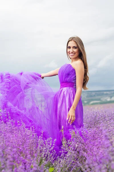 Mujer está usando vestido de moda en el campo de lavanda — Foto de Stock