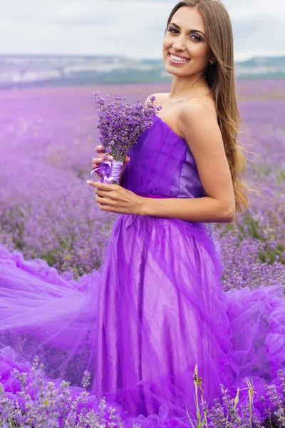 Mujer de moda con ramo de flores de lavanda — Foto de Stock