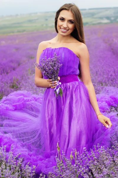 Hübsche Frau mit einem Strauß Lavendelblüten — Stockfoto