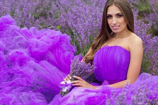 Meisje zit in Lavendel veld — Stockfoto