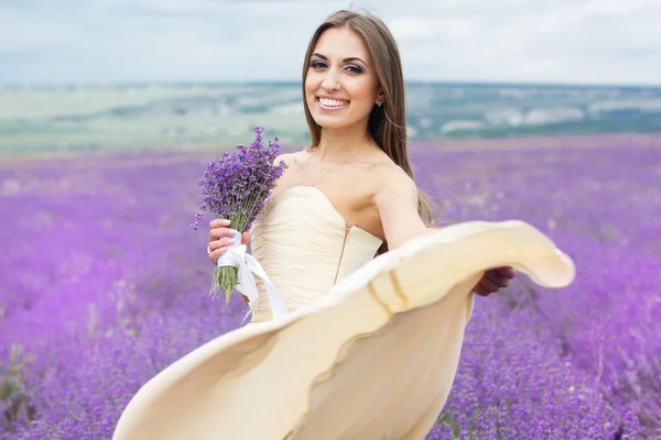 Glada leende brud på lila lavendel fält — Stockfoto