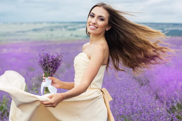 Glada leende brud på lila lavendel fält — Stockfoto