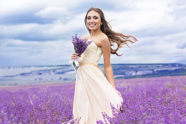 Lyckliga bruden på lila lavendel fält — Stockfoto