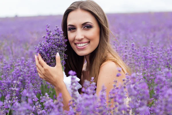 Retrato de novia en campos de lavanda púrpura — Foto de Stock