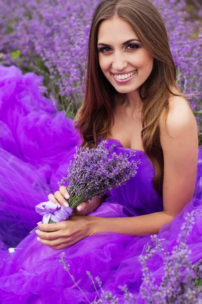 Mode flicka med blommor av lavendel — Stockfoto