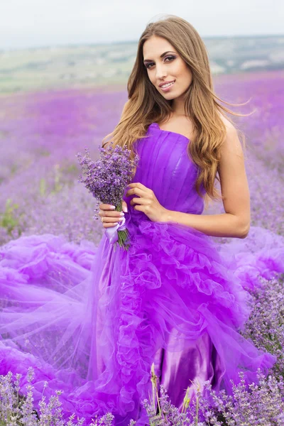 在薰衣草田的紫色时尚打扮的女人 — 图库照片