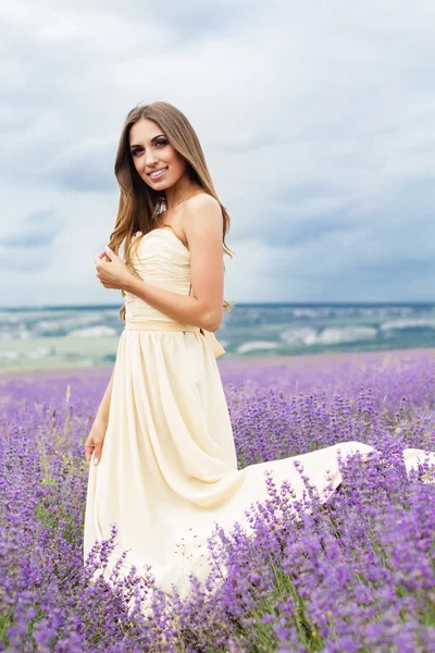 Chica novia en vestido blanco en el campo de lavanda — Foto de Stock