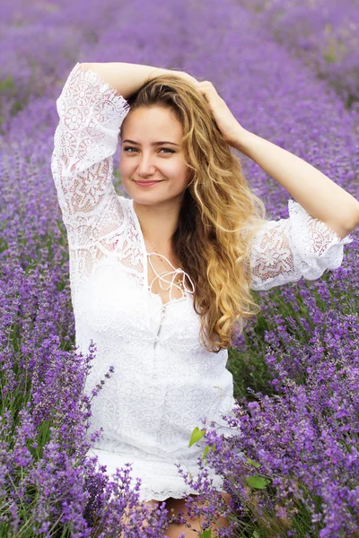 Mädchen trägt weißes Kleid im Lavendelfeld — Stockfoto