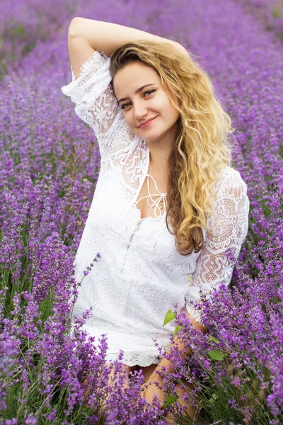 Menina no campo de lavanda roxa — Fotografia de Stock