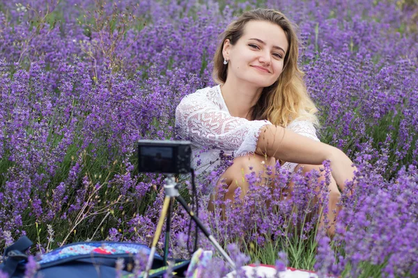 紫のラベンダー畑で selfie を取っている女の子 — ストック写真