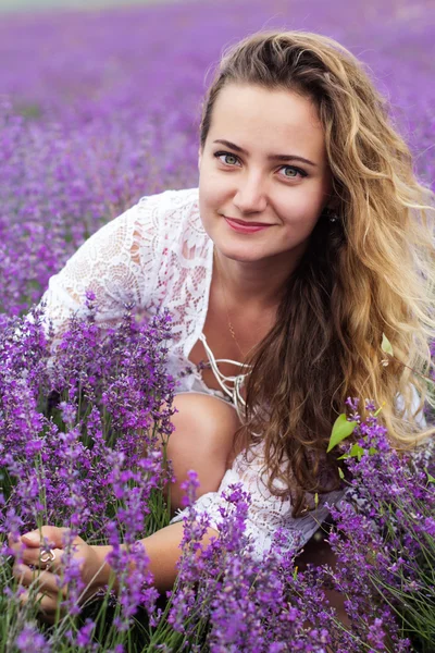 Retrato de cerca de la niña en el campo de lavanda púrpura —  Fotos de Stock