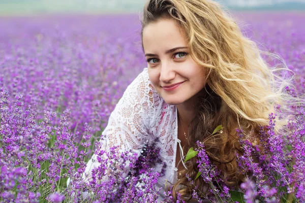 Retrato de cerca de la niña en el campo de lavanda púrpura — Foto de Stock