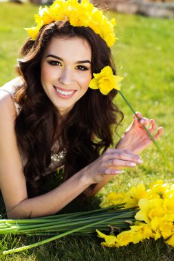 mutlu gülümseyen kız sarı nergis çiçekleri