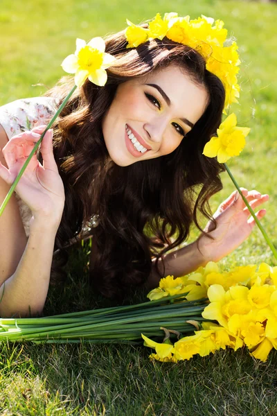 Glada leende flicka med gula blommor — Stockfoto