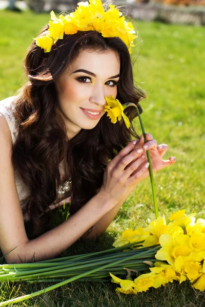 Glada leende flicka med gula blommor — Stockfoto