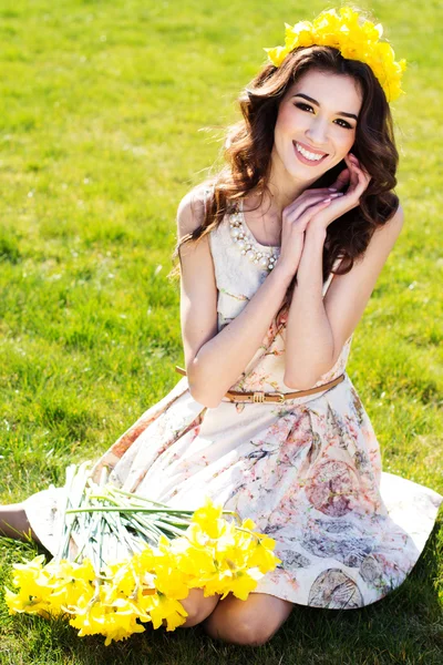Gelukkig lachend meisje met gele bloemen — Stockfoto