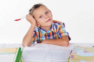 Matematik problemi hakkında düşünme yorgun okullu çocuk