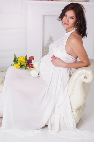 아름 다운 임신한 여자는 하얀 드레스를 입으십시오 — 스톡 사진