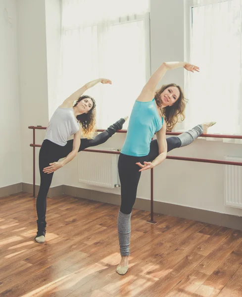 Két alkalmas szép nők csinál klasszikus balett — Stock Fotó
