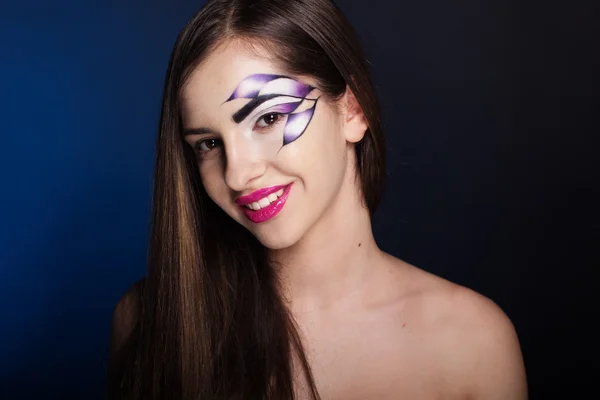 Vackra leende flicka med konst makeup — Stockfoto