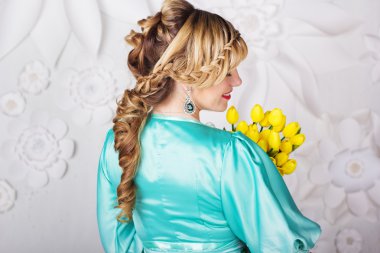 Buket Sarı Lale çiçek ile güzel kadın