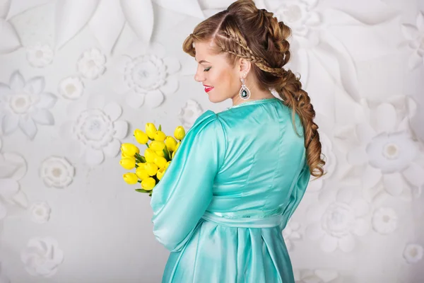 Mujer bonita con flores de tulipán —  Fotos de Stock