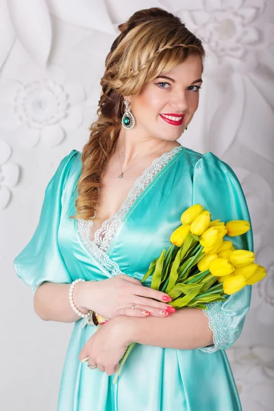 Mujer bonita con ramo de flores de tulipán — Foto de Stock