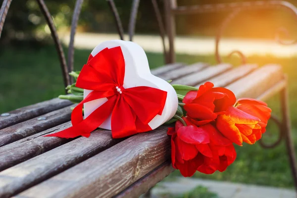 Bouquet of red tulip flowers and gift box — Stock Photo, Image