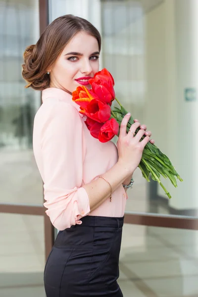 Mooi meisje met rode tulpen boeket — Stockfoto