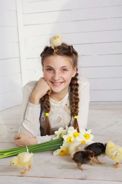 Menina com pintinho amarelo na cabeça — Fotografia de Stock