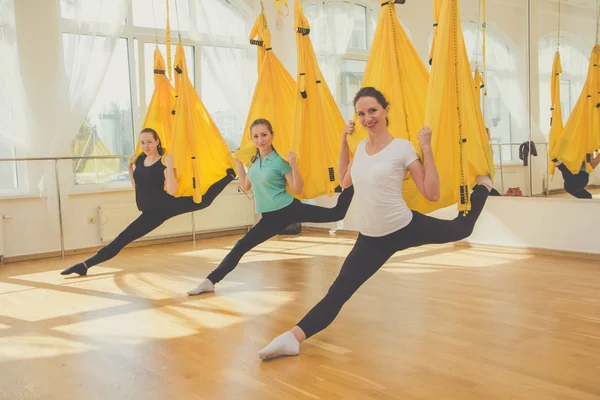 Hamak içinde sinek yoga yaparken kız grubu — Stok fotoğraf