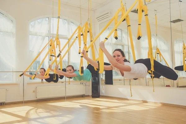 Groep vrouwen doen yoga en stretching — Stockfoto